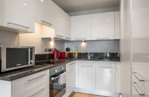 Slough Apartment | LONDON IN 15 MINS! STYLISH APARTMENT NEAR HEATHROW