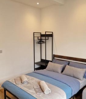 St. Helen's Apartment | London Kensington Room