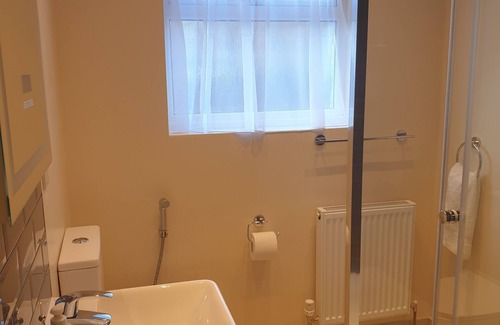 Southgate Apartment | London Luxury 2 Bedroom with Sofas with Lounge AC, Garden Free Parking near Tube