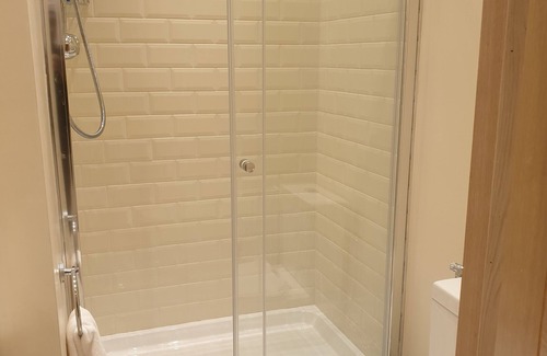 Clementswood Apartment | London Luxury 3 Bedroom with 3 Ensuite Bathrooms and Free Parking Close to Tube