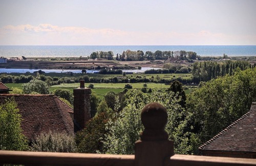 Lympne House | London meets Port Lympne in this comfortable contemporary bungalow.