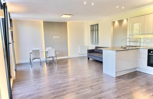 Limehouse Apartment | London Riverside Apartment Retreat