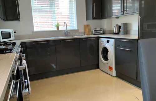 Woodley House | London Road - Spacious 4 bedroom house with garden in Earley