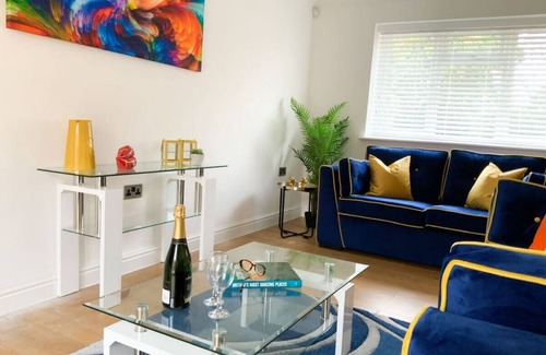 Woodley House | London Road - Spacious 4 bedroom house with garden in Earley