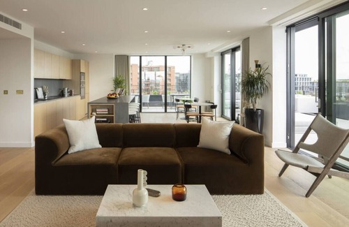 St. Pancras and Somers Town Apartment | London's Glam 3-Bedroom Condo Escape