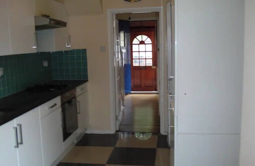 Grove Green Bed & Breakfast | London Smart Economy Single near Metro Central Line
