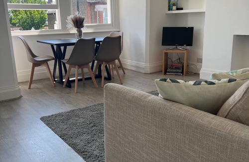 Bruce Grove Apartment | London Stylish 2 Bedroom First Floor Flat