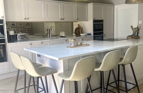 Southgate House | London Suburb Lux Home From Home - Walking Distance From Piccadilly Tube