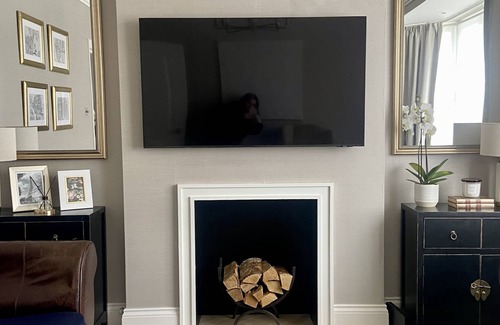 Southgate House | London Suburb Lux Home From Home - Walking Distance From Piccadilly Tube