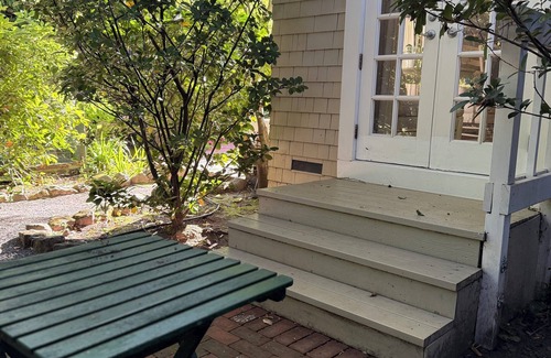 Sonoma House | London Suite nHistoric Cedar Mansion Bungalows - 1 Block from Sonoma Square