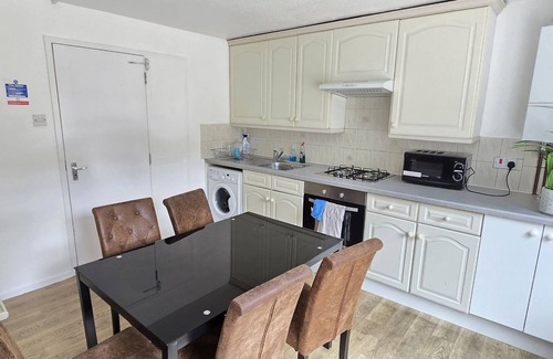 Stepney Green Apartment | London Whitechapel Stay - 7 Minute walk from Aldgate Station