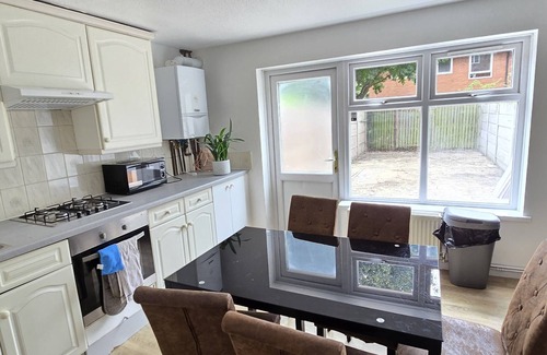 Stepney Green Apartment | London Whitechapel Stay - 7 Minute walk from Aldgate Station