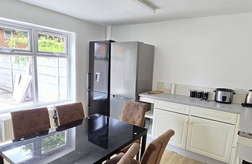 Stepney Green Apartment | London Whitechapel Stay - 7 Minute walk from Aldgate Station