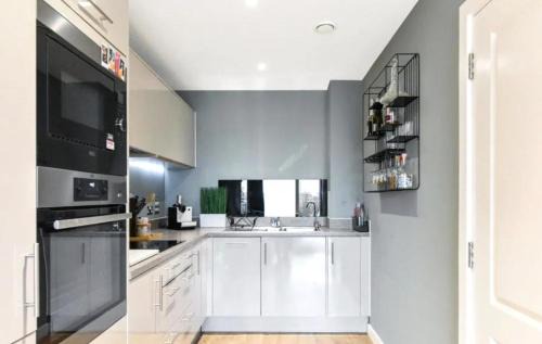 Stratford and New Town Apartment | LondonAprt 1Bed Balcony Gym Tv Wifi