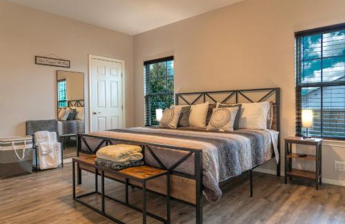 Canyon Lake House | Lone Star Getaway I Rec Barn I Fire Pit Nights I Movie Night Projector