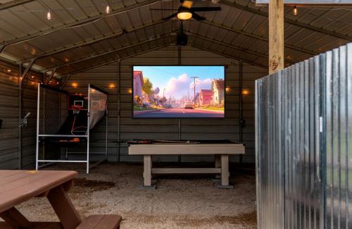 Canyon Lake House | Lone Star Getaway I Rec Barn I Fire Pit Nights I Movie Night Projector