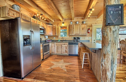 Logan Cabin | Lone Star Lodge - Gorgeous Lodge in Hocking Hills