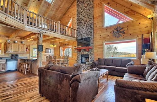 Logan Cabin | Lone Star Lodge - Gorgeous Lodge in Hocking Hills