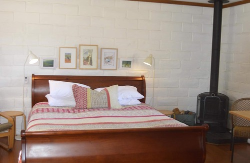 Congewai Cottage | Lonely Goat Olives, Hunter Valley. Children under 12 free. Pet friendly.