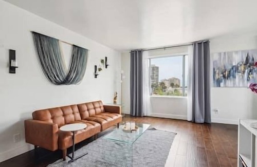 East Village Condo | Long Beach Abby - 3 Day Minimum - Spacious 1 Bedroom with Long Beach Ocean views
