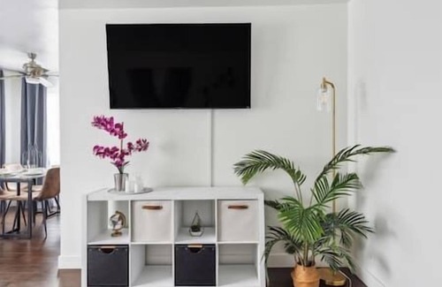 East Village Condo | Long Beach Abby - 3 Day Minimum - Spacious 1 Bedroom with Long Beach Ocean views