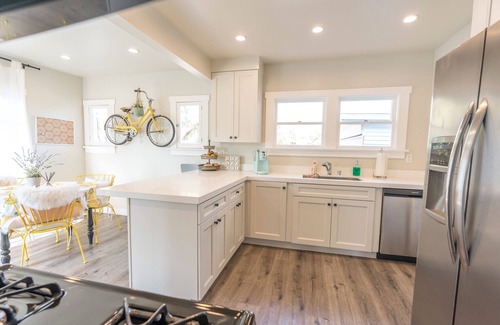 Bluff Heights House | Long Beach Craftsman House. Historic district house-centrally located