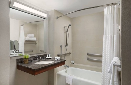 Downtown Long Beach Hotel | Long Beach Stay | 2 Double Beds | Near Downtown & Harbor