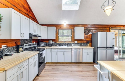 Long Pond Cabin | Long Pond Log Cabin w/Hot Tub Soaks & Outdoor Fun