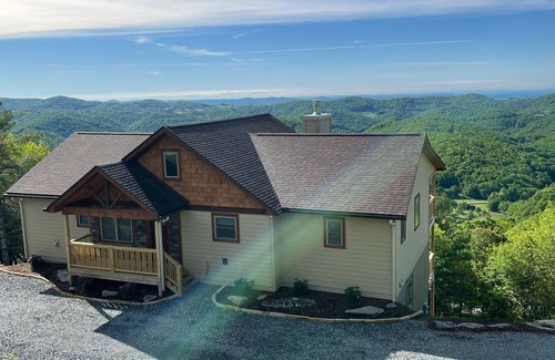 Blowing Rock House | Long Range Views with Excellent Location!