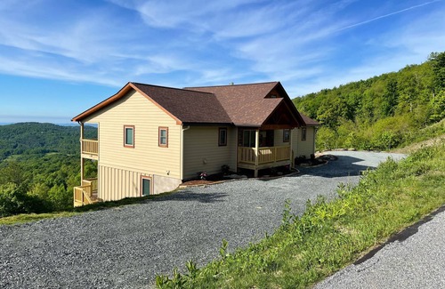 Blowing Rock House | Long Range Views with Excellent Location!