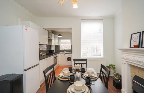 Sheffield House | LONG STAY CONTRACTORS/RELOCATION: city centre, free parking, kitchen, WiFi