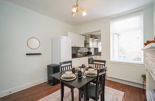 Sheffield House | LONG STAY CONTRACTORS/RELOCATION: city centre, free parking, kitchen, WiFi