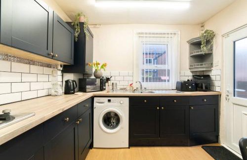 Liverpool House | Long Stay Discounts Work-friendly Free Parking