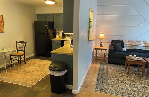 Powell Apartment | Long term chic en suite 2 bedroom Corp Rental in N. Knox/Powell with WiFi, AC