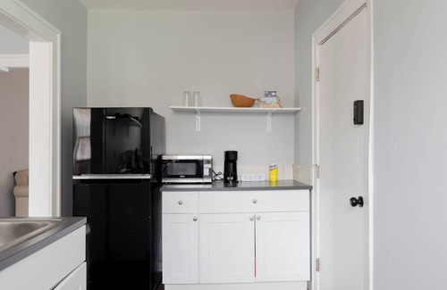 Detroit Apartment | Long-Term Rental Comfy, Clean & Nurse-Friendly