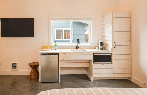Stinson Beach Hotel | Longboard Studio and Funboard Room includes King Bed and Kitchenette plus King Murphy and Mini Kitchenette