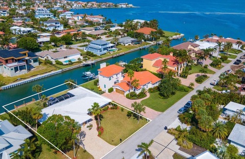 Longboat Key House | Longboat Key living at its finest. Recently remodeled 3 Bedroom, 2 bath home.