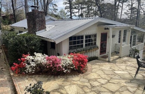 Gainesville Cottage | Longhollow Cottage-Right on the water w/private boat dock and screened in porch