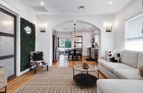 Highland Park House | Longhorn- A Birdy Vacation Rental