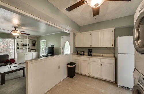 Central Arlington House | Longhorn Estate ★ Sleeps 7 ★ 3 BD Arlington Home