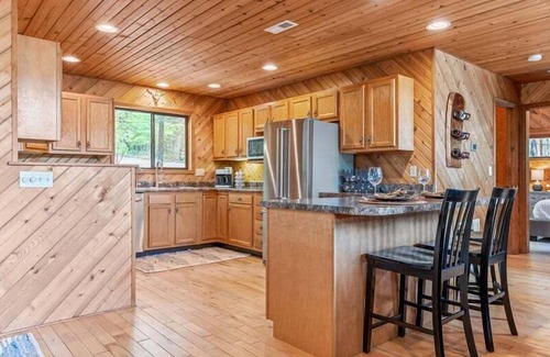 Wright City Ski Chalet | Longhorn Lakeside Chalet w/Hot Tub by StayLage