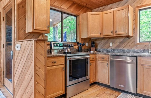 Wright City Ski Chalet | Longhorn Lakeside Chalet w/Hot Tub by StayLage