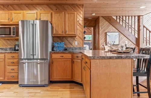 Wright City Ski Chalet | Longhorn Lakeside Chalet w/Hot Tub by StayLage