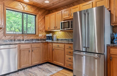 Wright City Ski Chalet | Longhorn Lakeside Chalet w/Hot Tub by StayLage