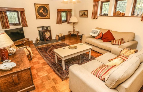 Haverfordwest Cottage | LONGSDON, pet friendly, with open fire in Haverfordwest