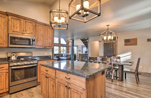 Mammoth Creek Cabin | 'Longview Lodge' w/Furnished Deck & Fire Pit!
