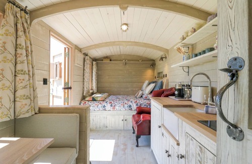 Harwich Cottage | LONGWOOD, romantic, with a garden in Great Oakley