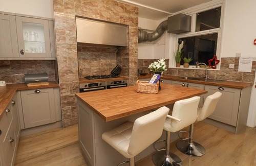 South Cliff House | LONSDALE VILLA, pet friendly, with hot tub in Scarborough