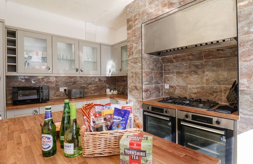 South Cliff House | LONSDALE VILLA, pet friendly, with hot tub in Scarborough