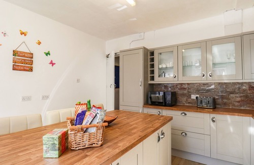 South Cliff House | LONSDALE VILLA, pet friendly, with hot tub in Scarborough